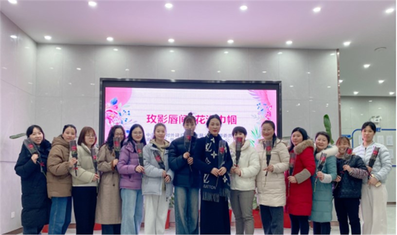 玫影唇间，花漾巾帼
